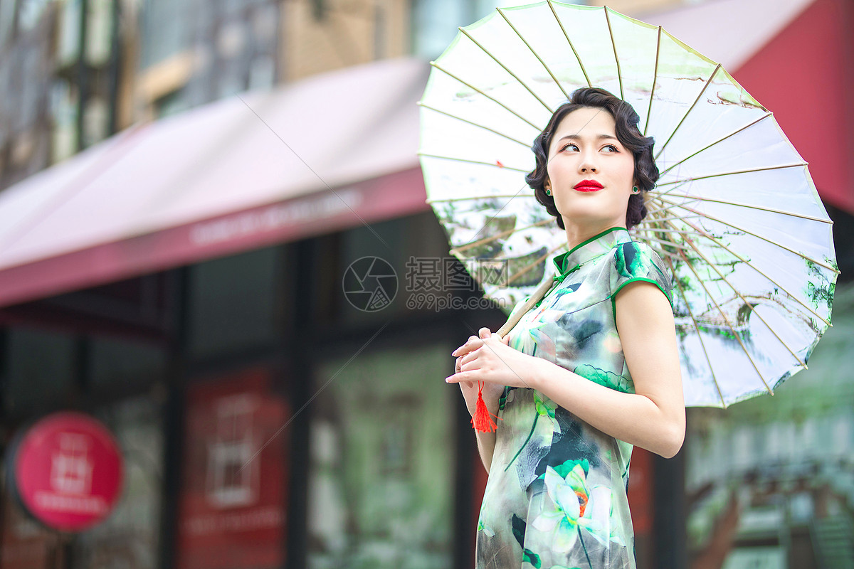 旗袍女性打伞