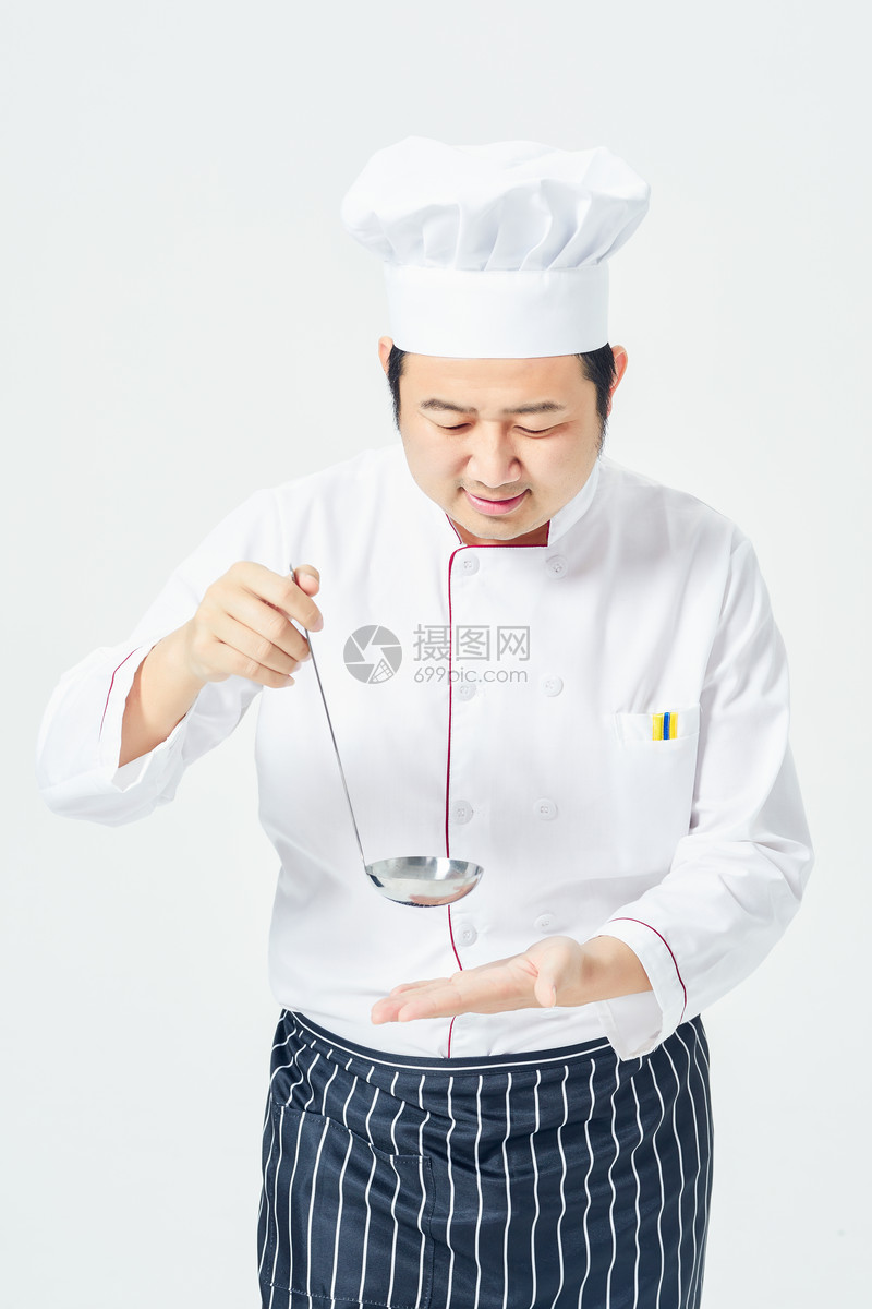 男厨师拿着汤勺