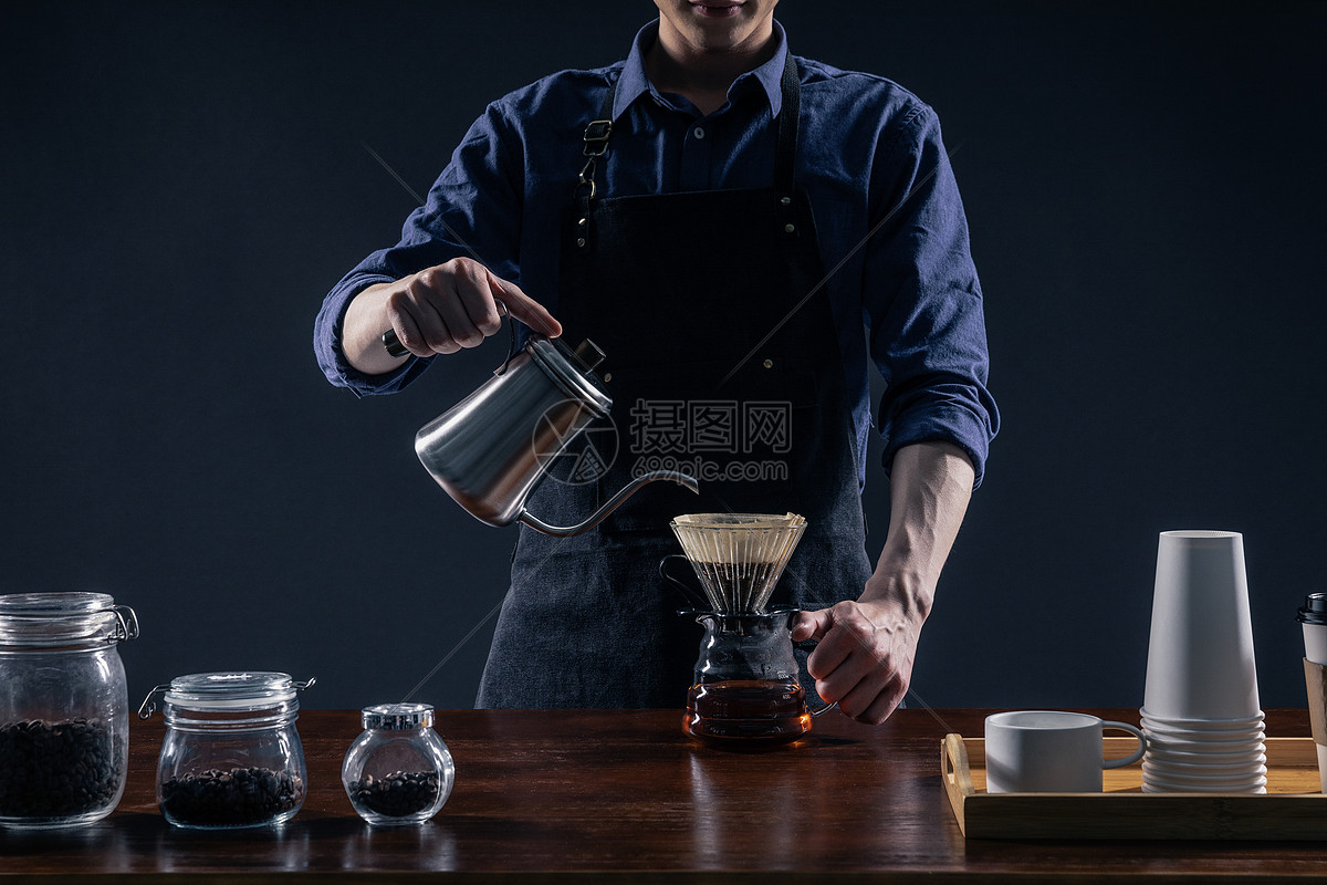 男性咖啡师制作手冲咖啡