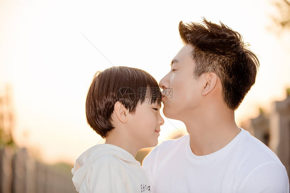爸爸亲吻儿子额头