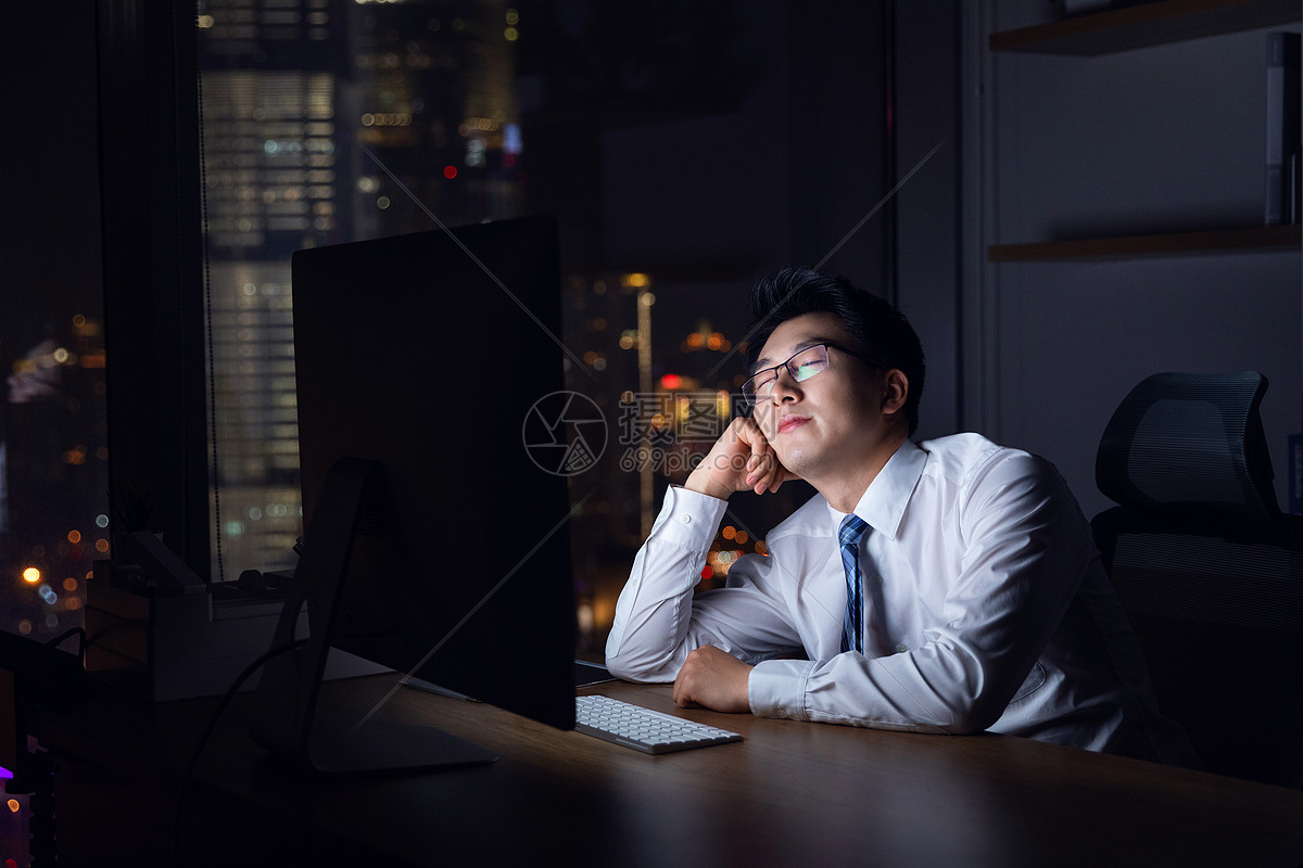 商务男士深夜加班劳累