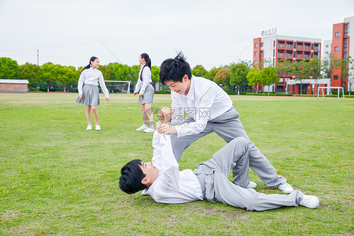 照片 教育人像 小学生打架.