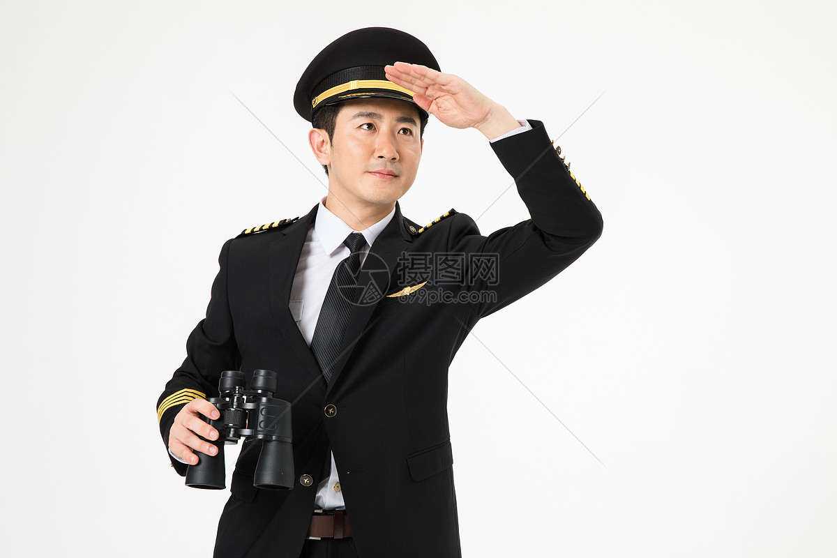 飞行员机长拿着望远镜