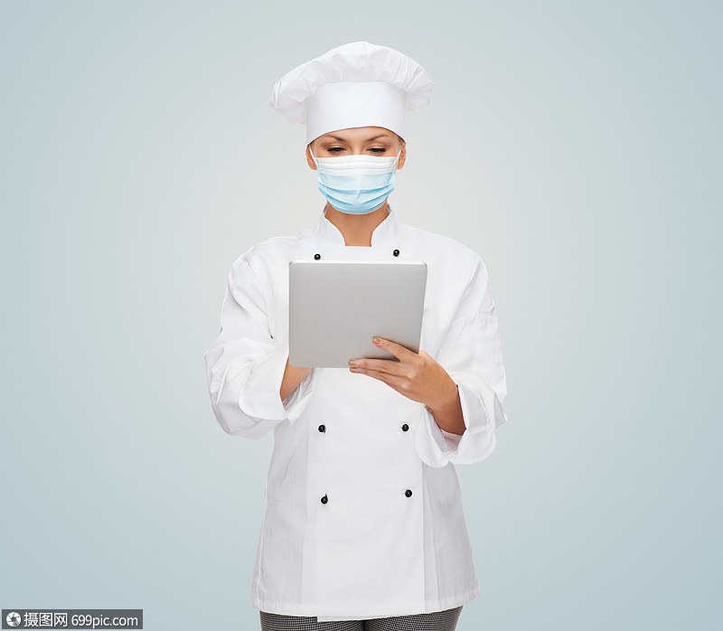 健康安全大流行女厨师厨师或面包师戴口罩,用平板电脑防止病疾病女