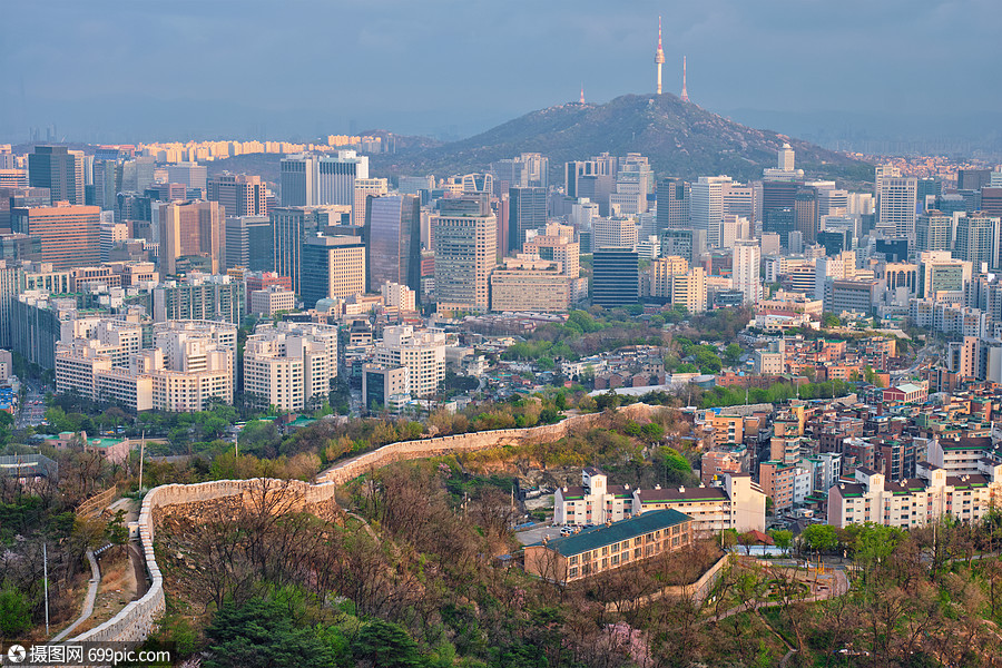 首尔市中心城市景观南山首尔塔的鸟瞰日落仁旺山韩国首尔韩国日落时的