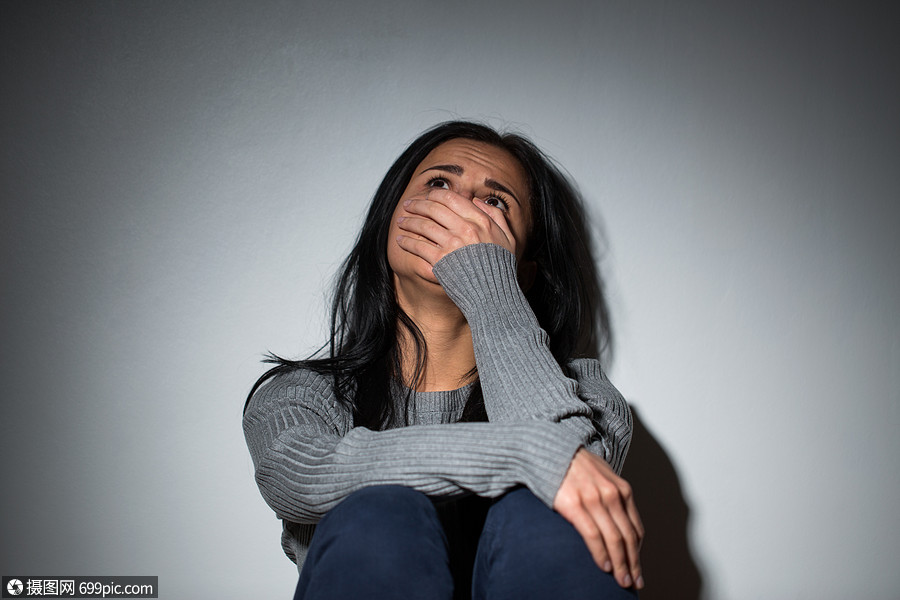 人,悲伤的幸的哭泣的女人悲伤哭泣的妇女遭受