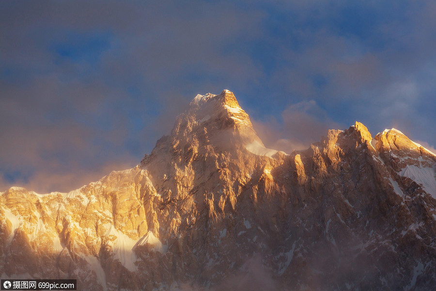 风景优美的詹努峰,坎肯琼加地区,喜马拉雅山,尼泊尔营地田园诗般的