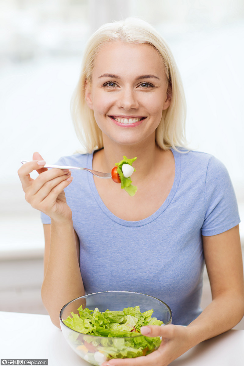 照片 餐饮美食 人物剪影 健康饮食人们的观念微笑的轻女人家吃蔬菜