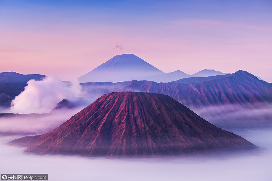 印度尼西亚爪哇岛日出时的溴巴托克塞默鲁火山