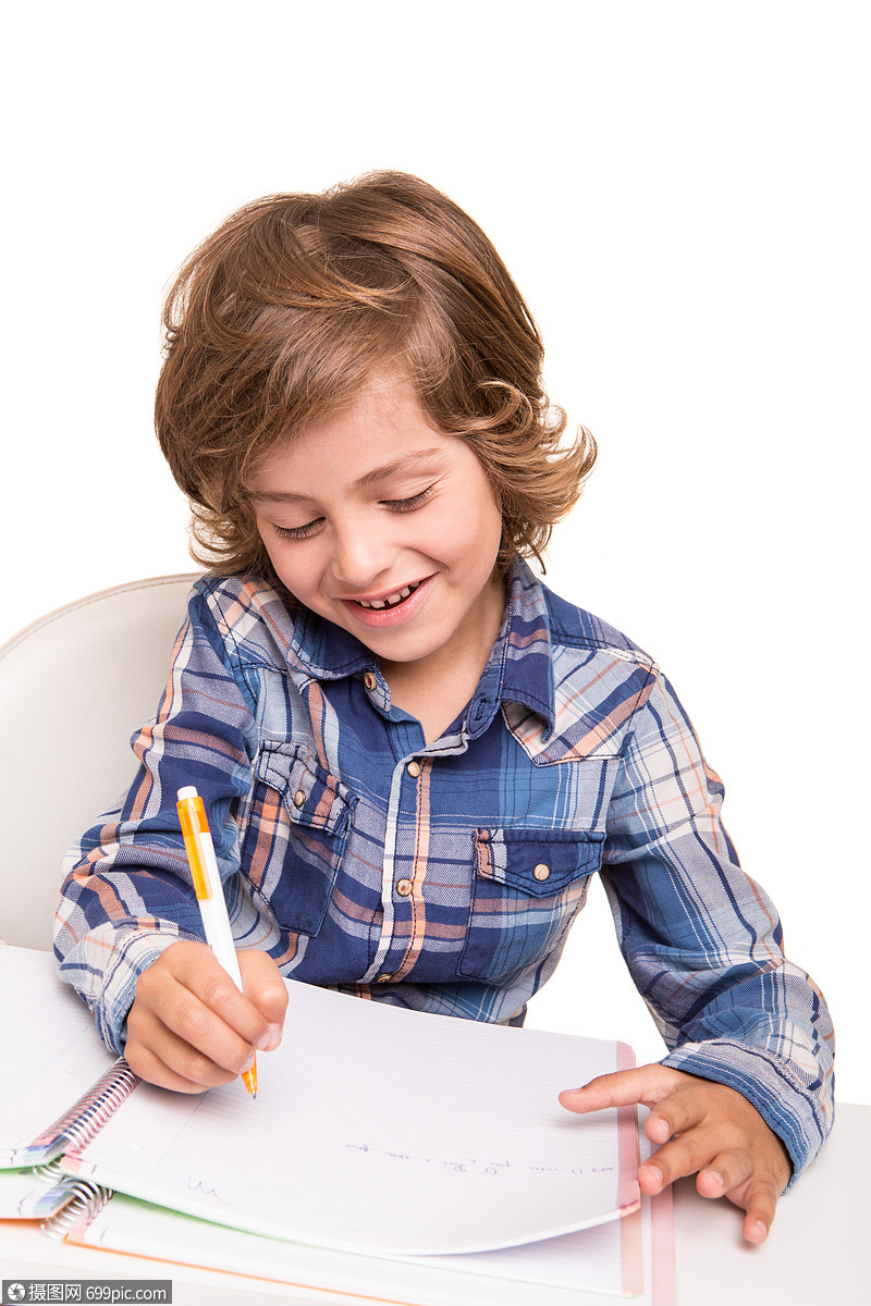 学生男孩他的桌子上写作业小孩人