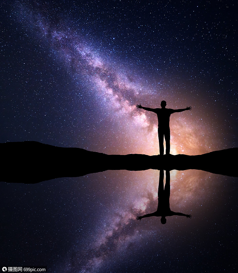 银河系夜星空剪影,个独自站立的人,举手臂湖边的山上,天空反射水中