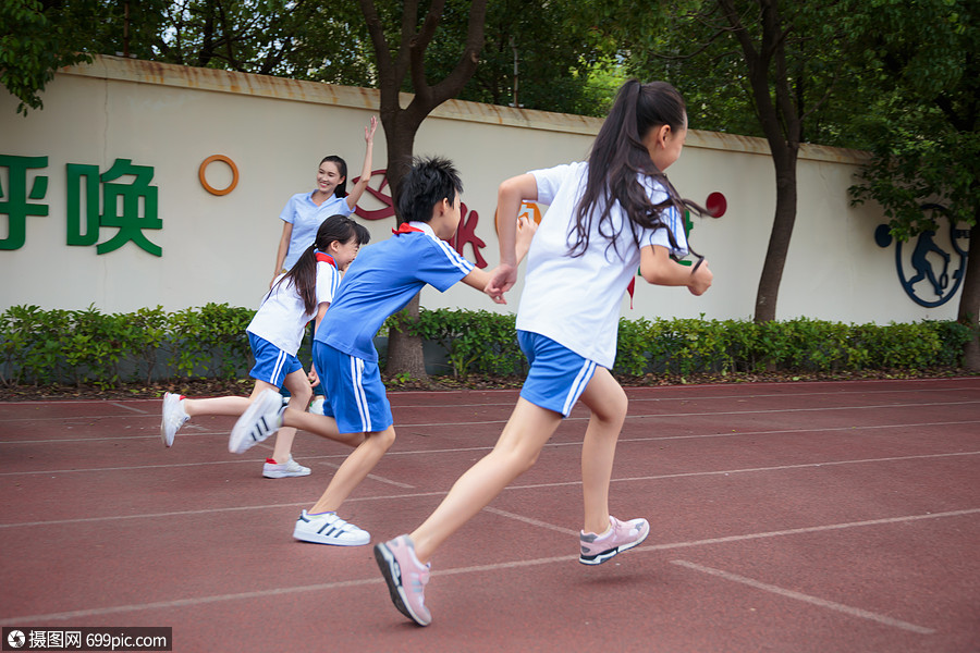 学生操场跑步运动