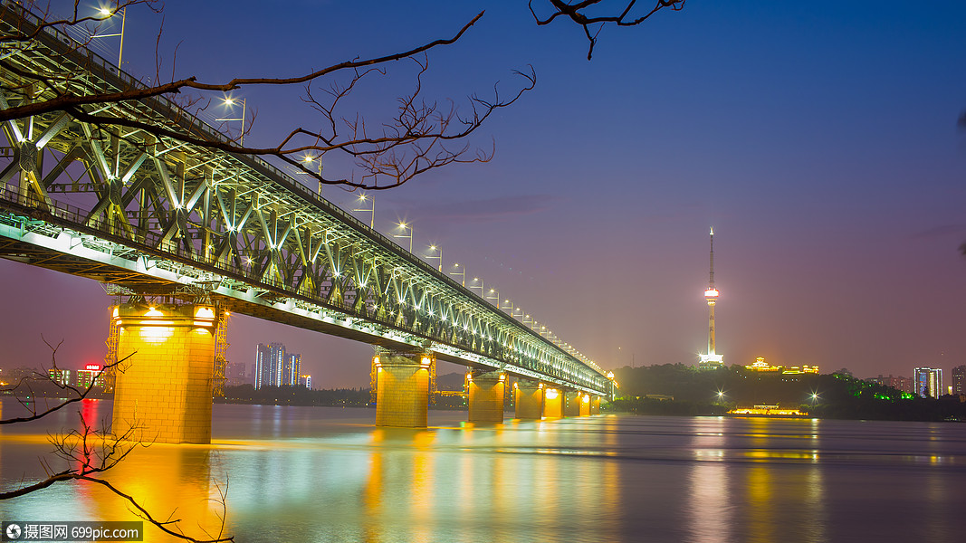 武汉长江大桥夜景蔚蓝天空路灯