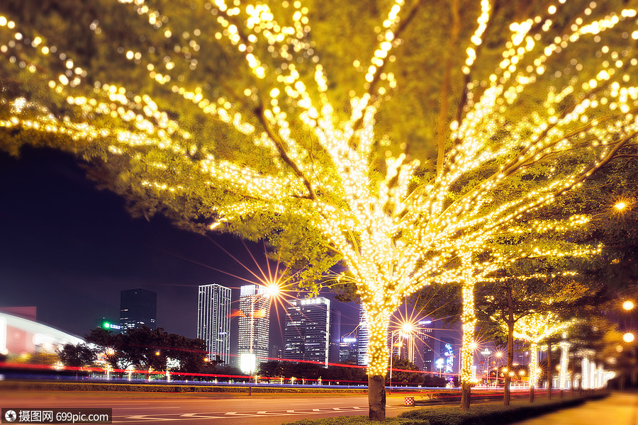 路边被灯串装扮的树城市夜景绿化带温暖