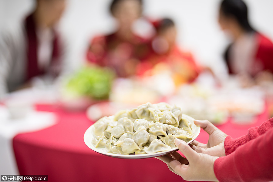 年夜饭团圆饭吃饺子特写传统文化一家人