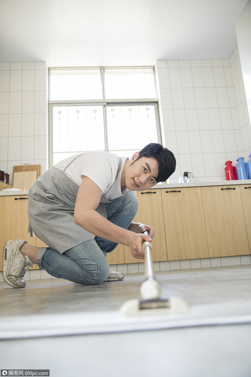 爸爸在新家拖地男性模特
