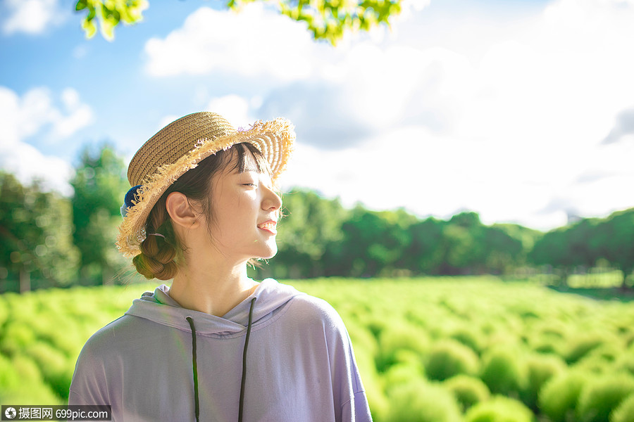 亲近大自然的少女晴天人物