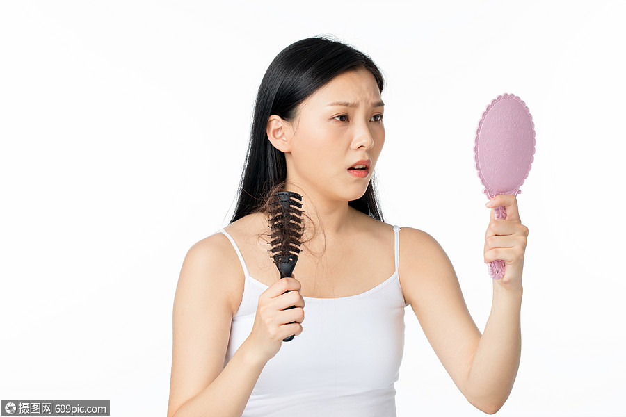 女性梳头照镜子美发人物