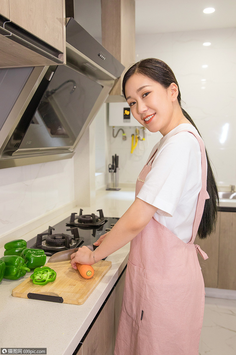 美女厨房切菜做饭模特