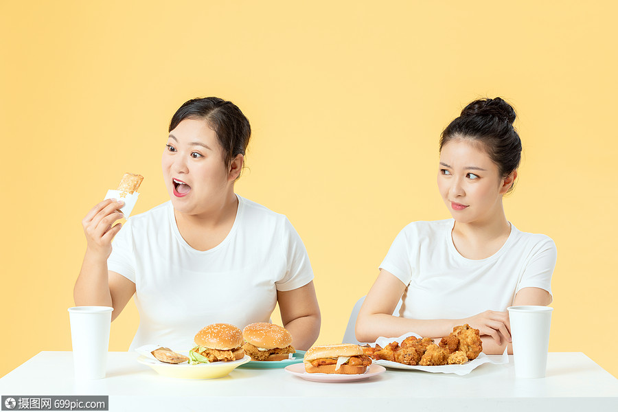 胖女孩暴饮暴食形体超重