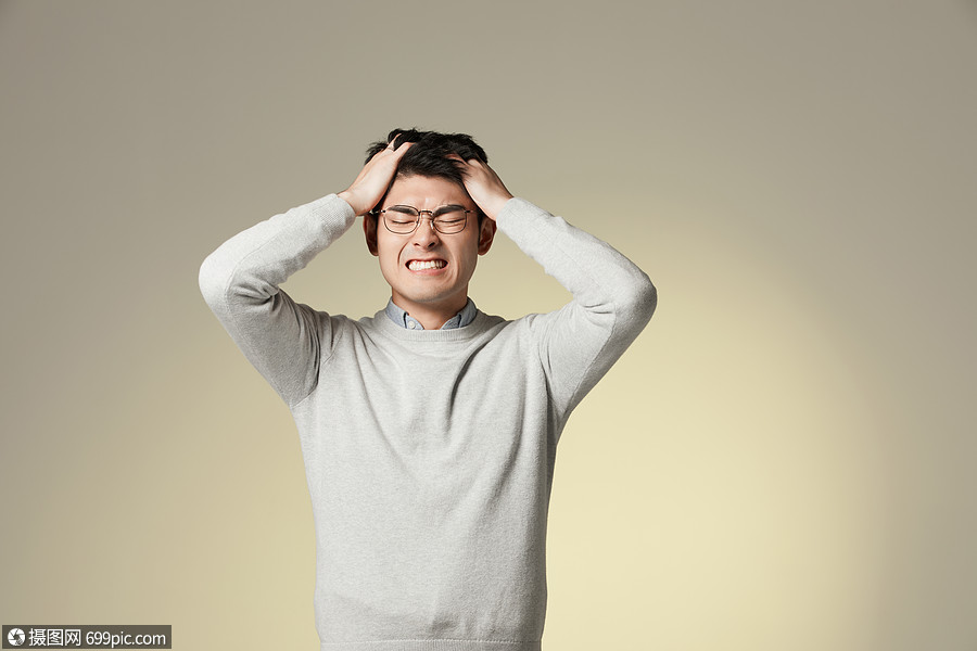 青年男性烦躁头痛抓头发忧虑