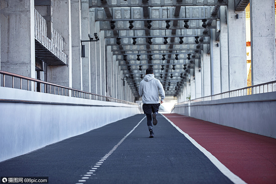 男青年户外跑步背影