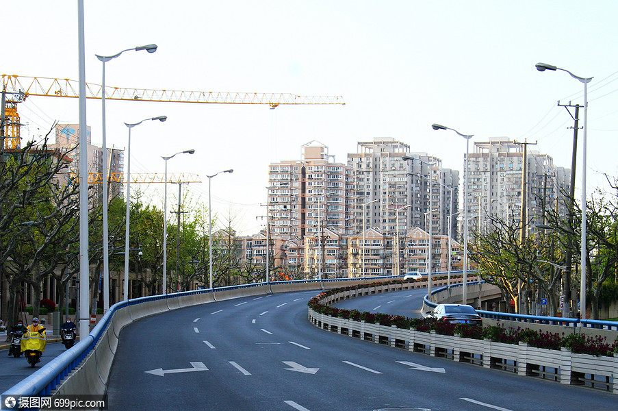 疫情期间上海空荡荡的城市道路