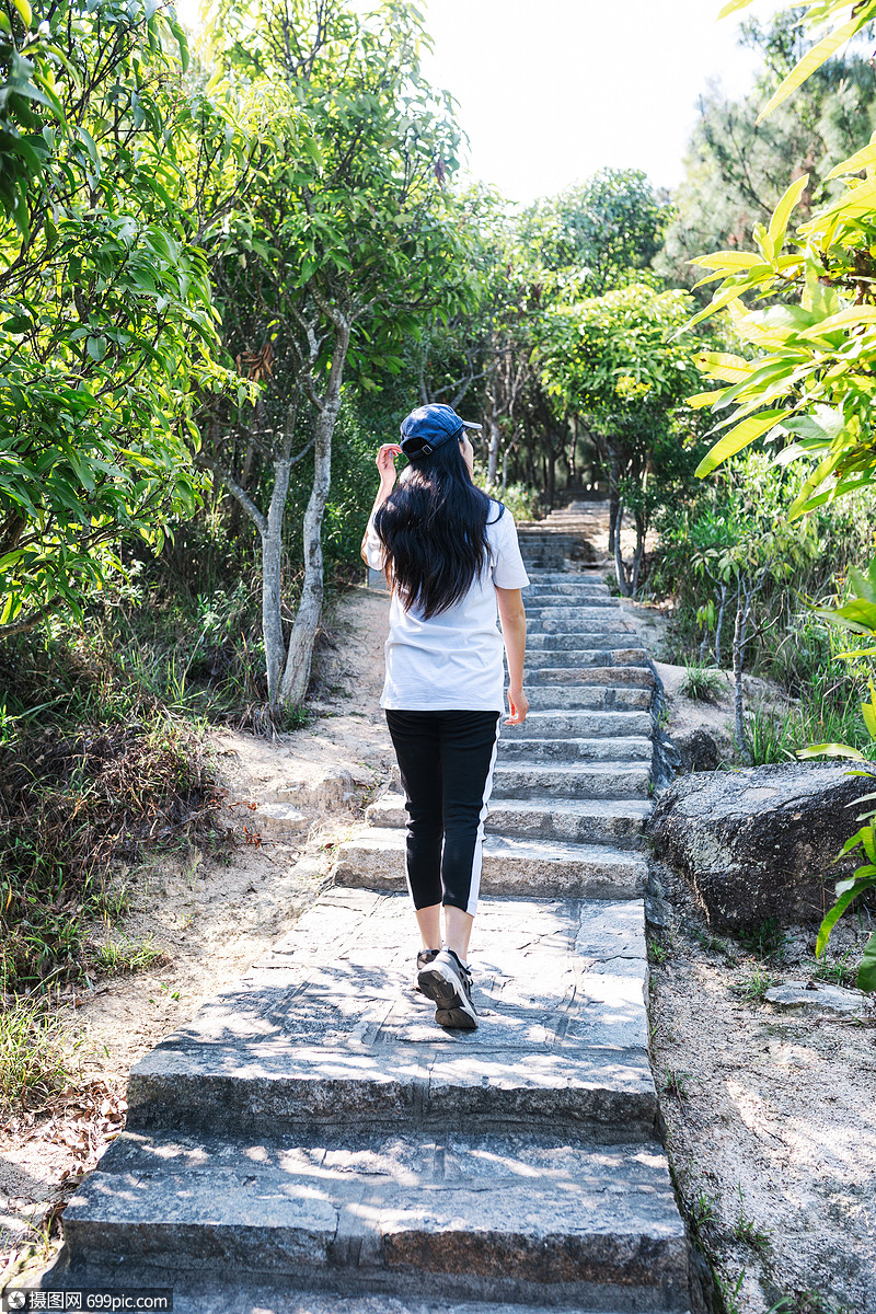 石梯登山美女人像郊外爬山