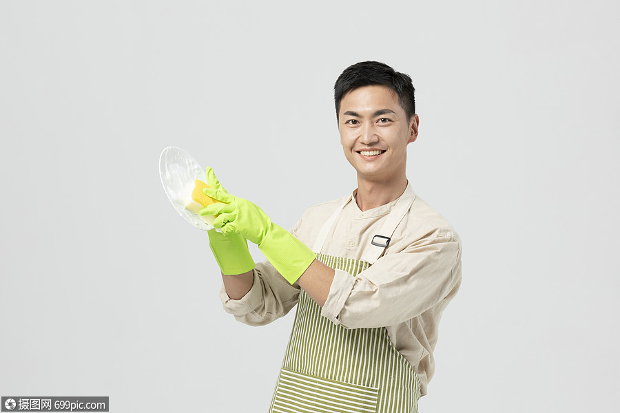 男性钟点工家政保洁刷洗盘子