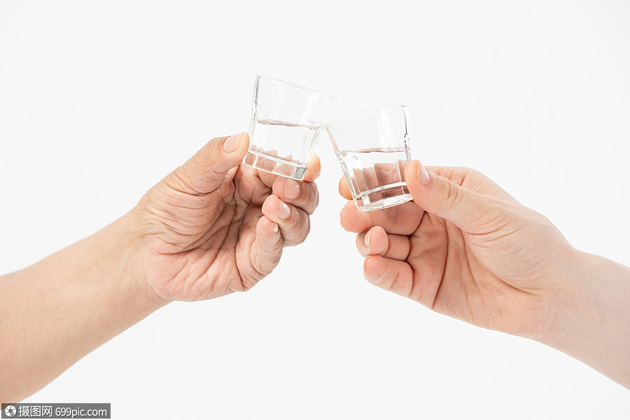 中老年父子拿白酒干杯特写父亲节亲人