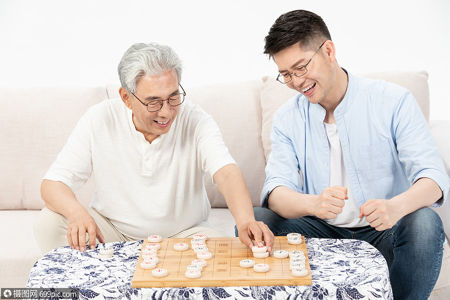 中老年父子下象棋老人人物