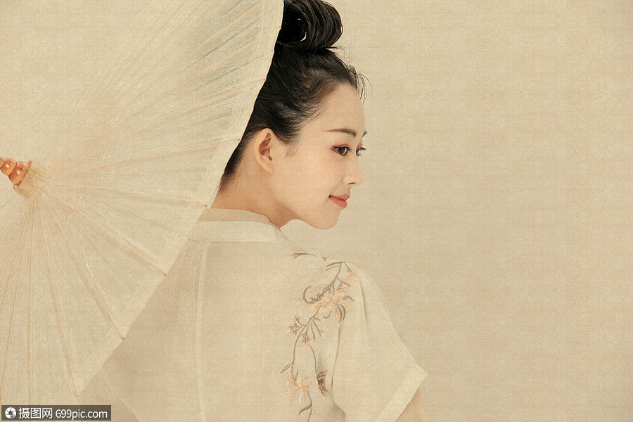 汉服工笔画美女撑伞优雅东方人