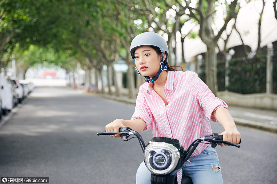 美女骑电动车低碳出行