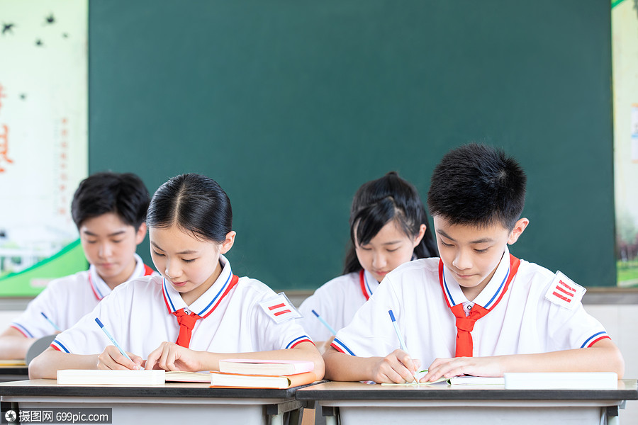 初中生教室上课学习少先队青少年