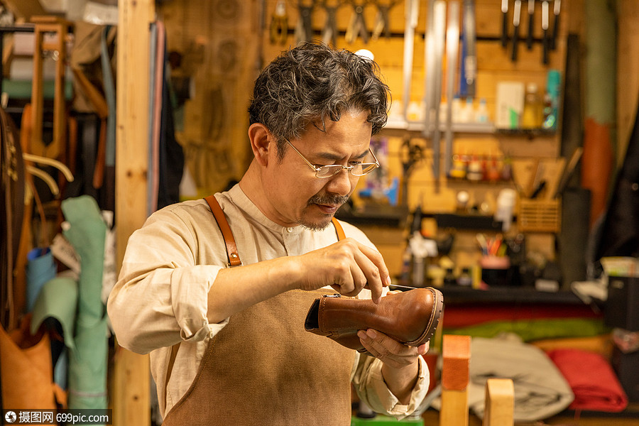 男性皮匠修理皮鞋定制工作室