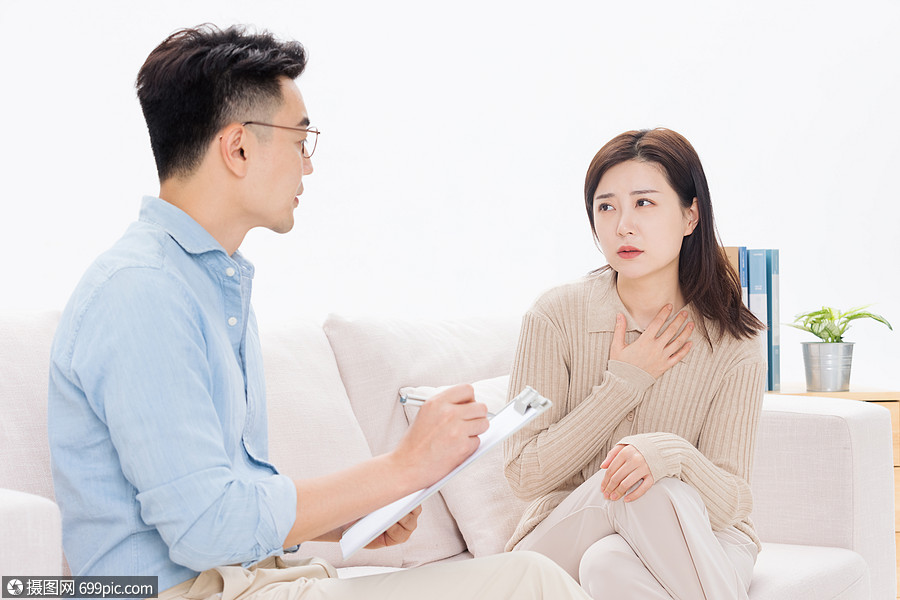 心理疾病患者捂着胸口向医生倾诉