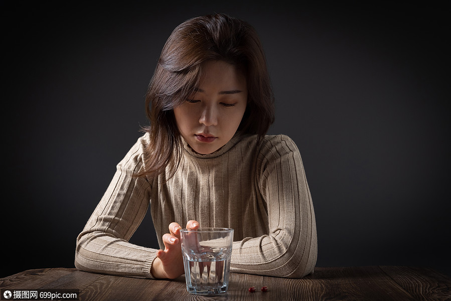 女性难过的摸水杯痛苦焦虑