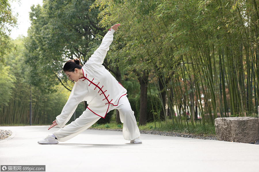 照片 人物情感 陶冶情操 女性在公园里练太极拳.jpg