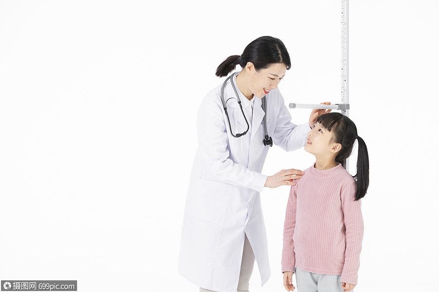 医护人员给小女孩测量身高体检儿童健康