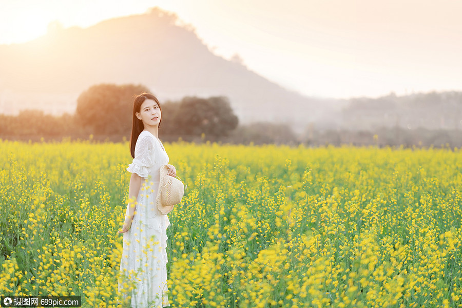 油菜花花海中的少女