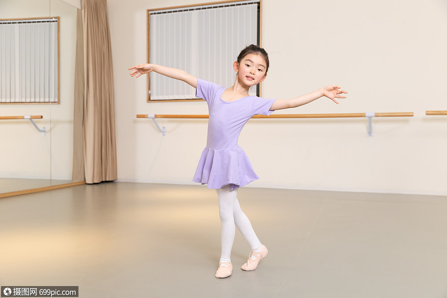 舞蹈室练习芭蕾舞的小女孩少儿培训中国人