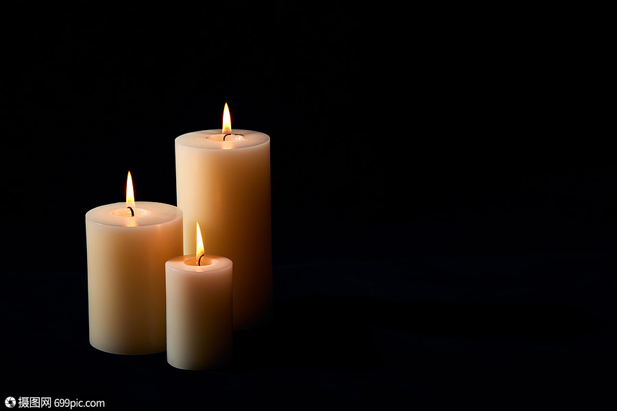 祈福祝福燃烧的蜡烛黑色背景悼念清明