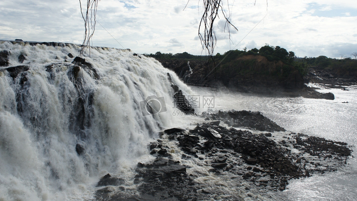 一泻千里的湖水