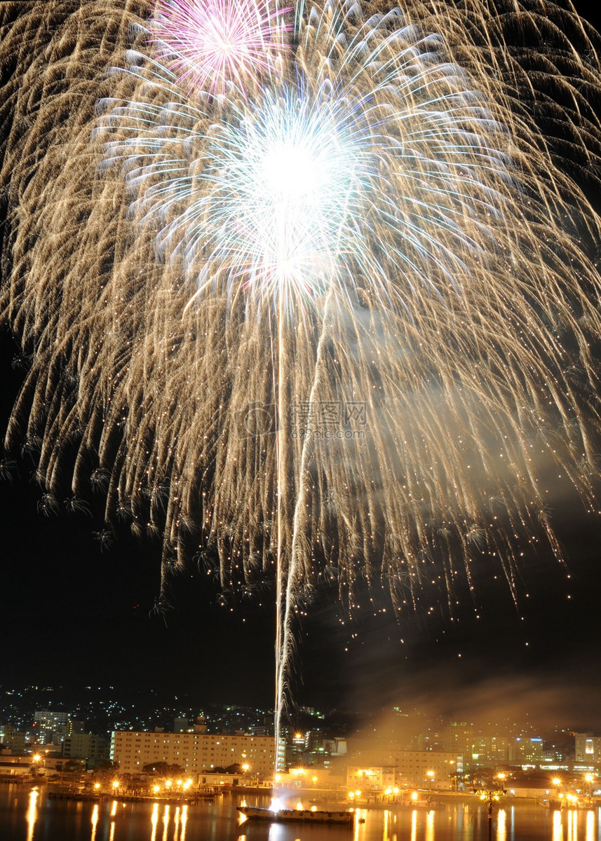 夜空下綻放的煙花