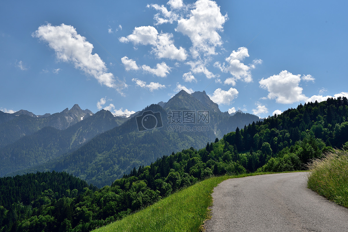 高山盤山路四周的美景