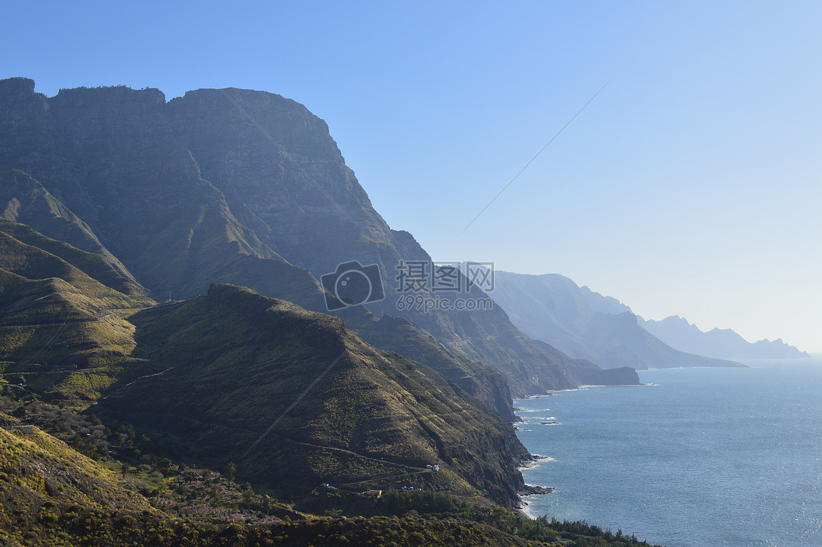 高山下的水面