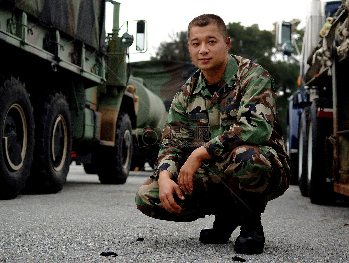 蹲在地上的士兵图片素材_免费下载_jpg图片格式_高清图片100073352_摄