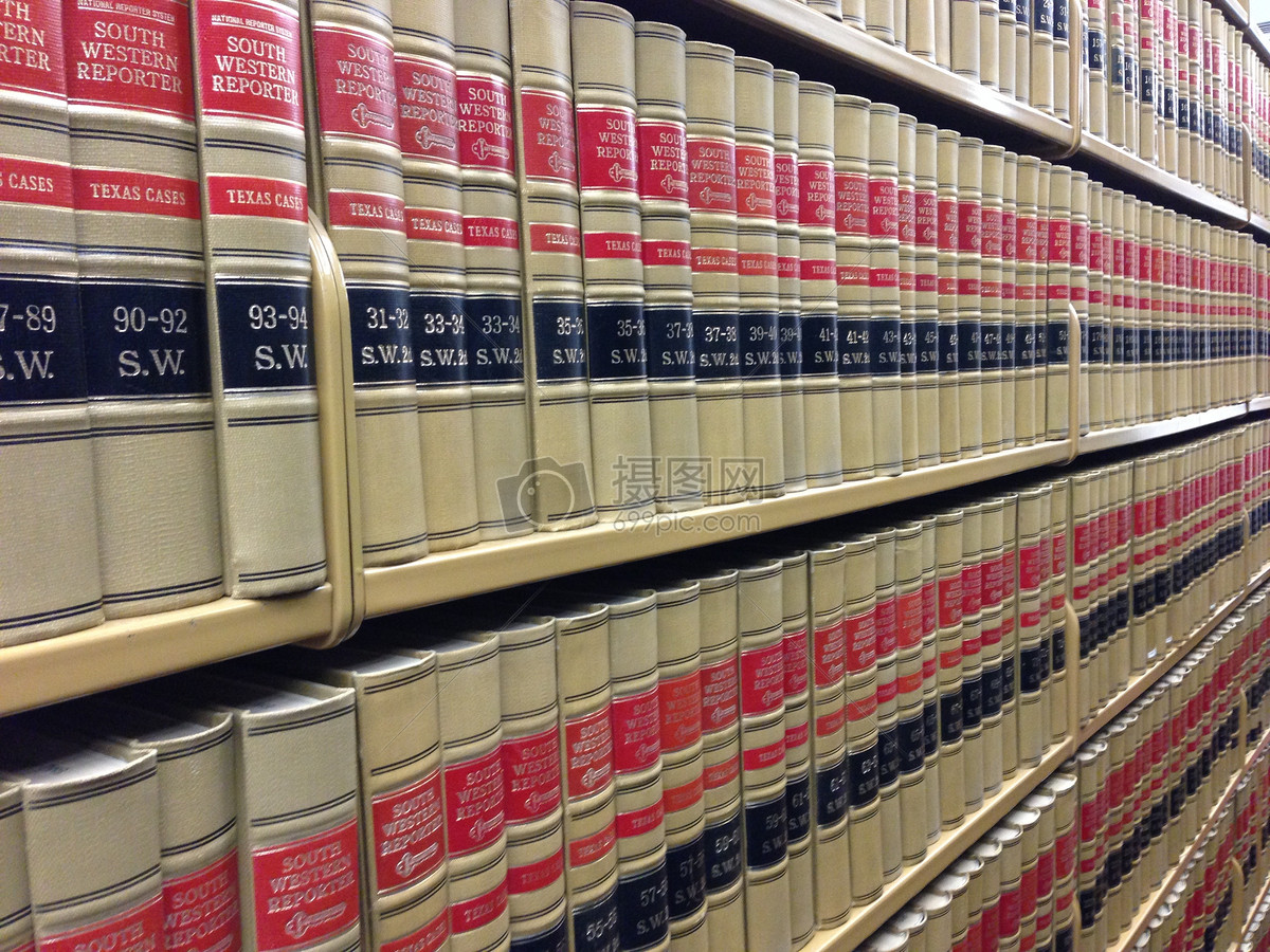 书架上整整齐齐的书