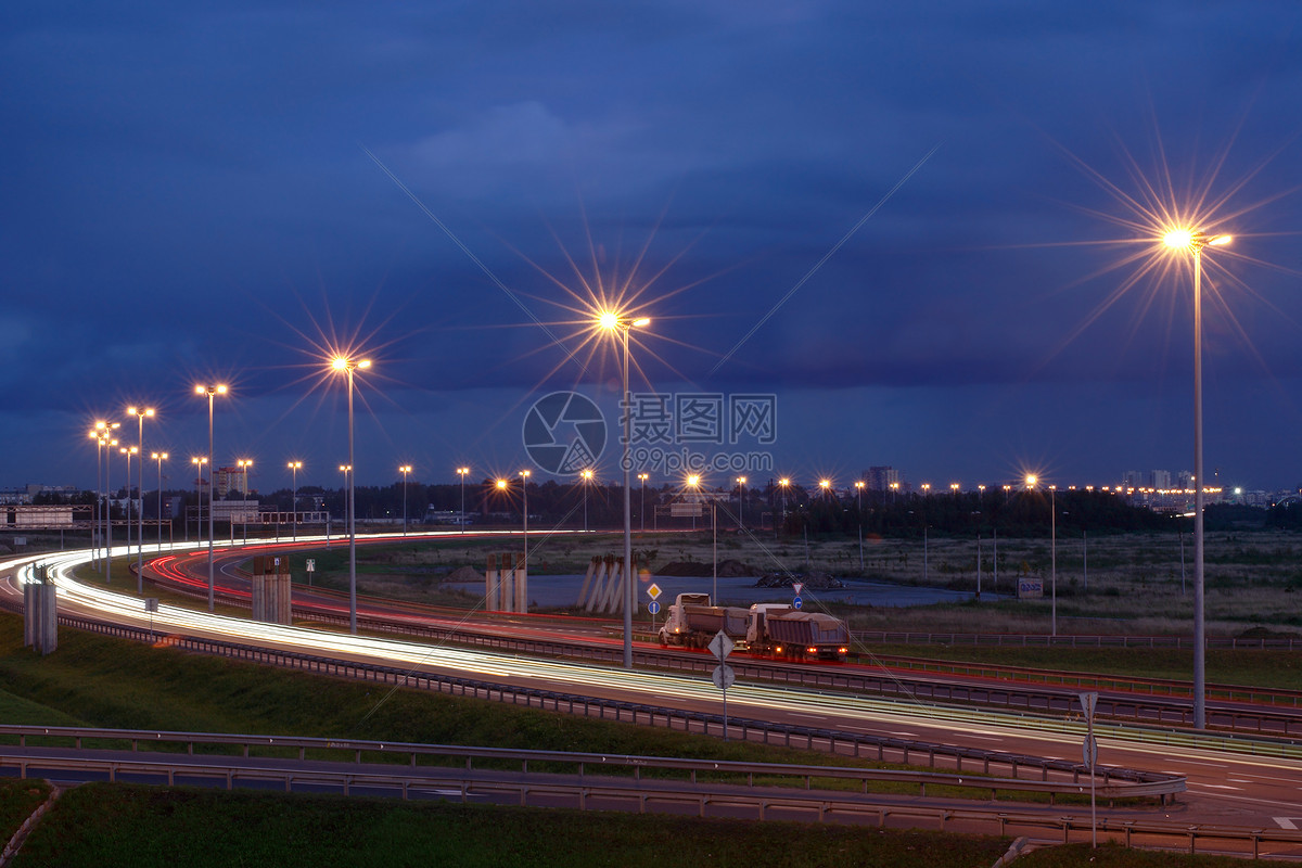 Is a 40W track lamp energy-efficient and eco-friendly? How much is its power consumption?