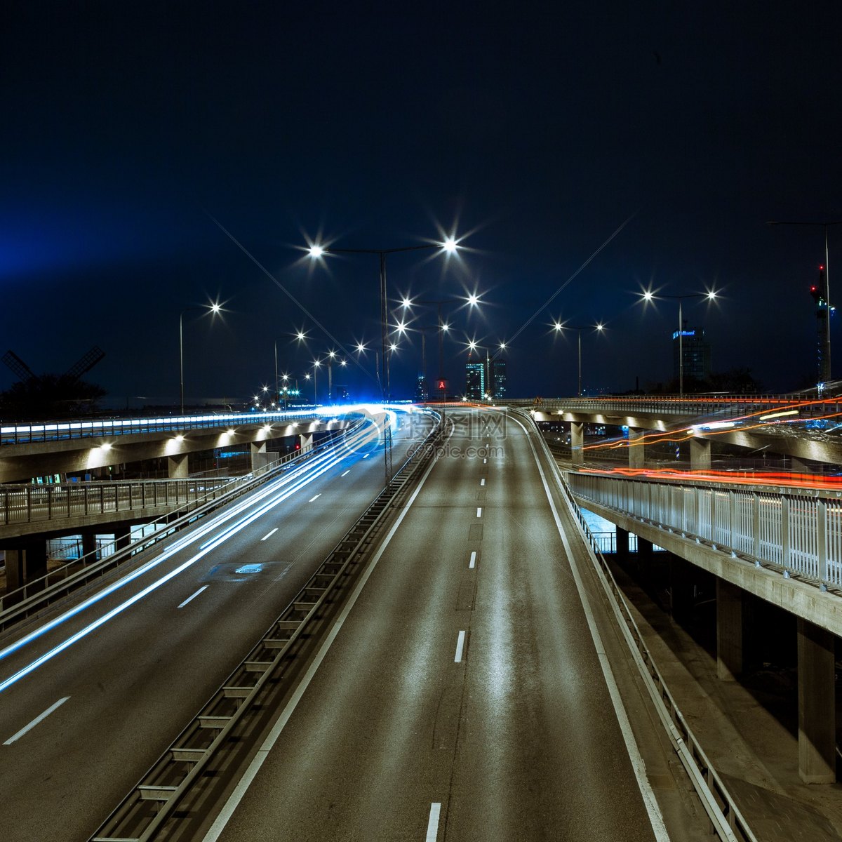 圖片 照片 建築空間 夜晚燈光下的馬路.